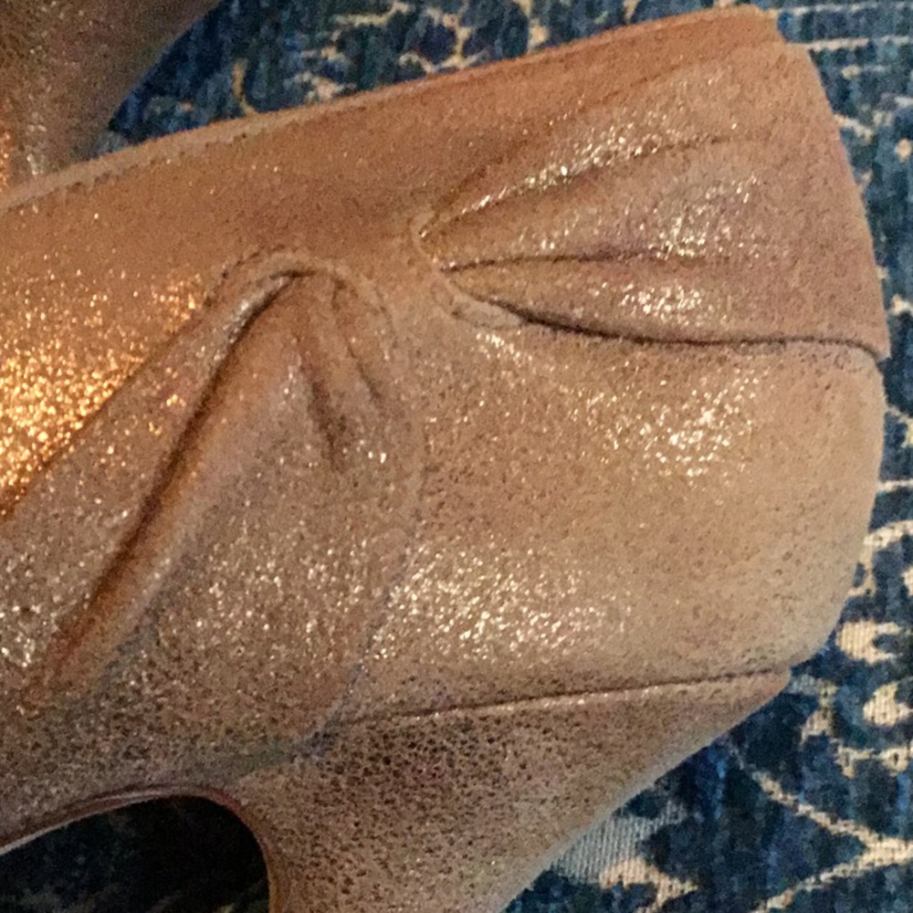Max Studio all leather gold shoes like new Sz 7M